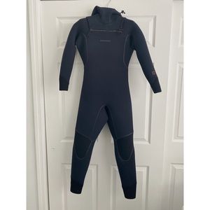 Patagonia hooded wetsuit R4
